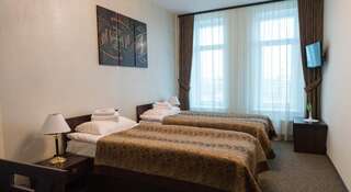 Гостиница 41 Омск Двухместный номер с 2 отдельными кроватями и общей ванной комнатой-3